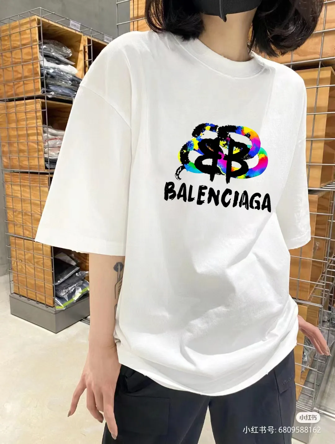 P80✨🔥 BALENCIAGA Paris lettering printed short-sleeved T-shirt. Custom-woven and dyed 300 grams of combed cotton heavyweight fabric. Zero color difference in threads. Perfect details. Different from the current currency version. Welcome to compare. Same Style for men and women. Must-sell in the picture above. Color: White Black Size: 1 2 3 4